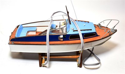 Lot 5085 - Hunter Speed Boat electric motor powered Speed Boat 23'', 59cm (E, on stand)