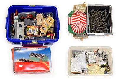 Lot 5213 - Various OO/HO Accessories a collection of assorted loose examples including track and Hornby...