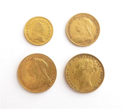 Lot 2120 - Victoria Sovereigns 1886 M YH, 1899 Old Head, along with a 1900 Half Sovereign and a George III...