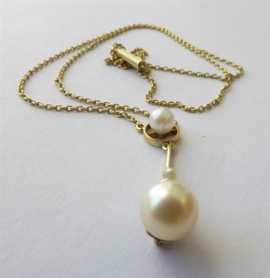 Lot 186 - A Cultured Pearl Necklace, drop length 2.5cm, necklace length 41cm