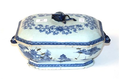 Lot 47 - An 18th century Chinese export blue and white tureen and cover (damages)