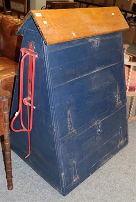 Lot 352 - A Stubbs, England, blue painted saddle rack