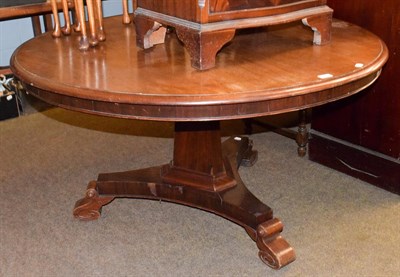 Lot 1364 - A mahogany circular topped breakfast table