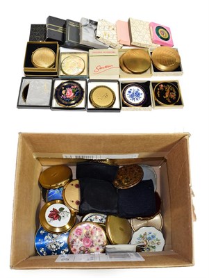 Lot 618 - A quantity of assorted mid 20th century and later compacts including Stratton, Kigu, Melissa...