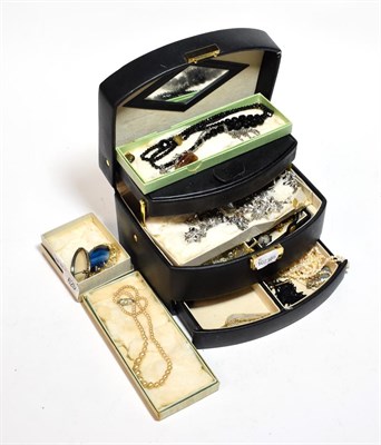 Lot 620 - A quantity of costume jewellery including brooches, simulated and cultured pearls, paste set...