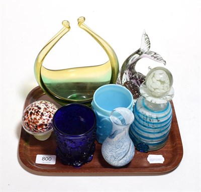 Lot 800 - A small group of glass including Murano fish, Mdina bottle and stopper etc