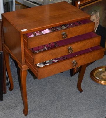 Lot 954 - A canteen table service containing a part service of Community plate flatware