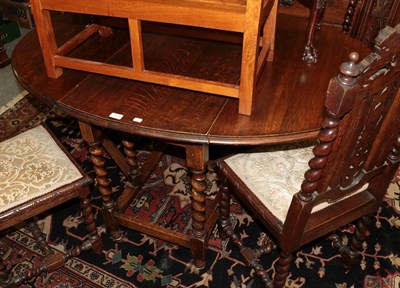 Lot 1175 - An early 20th century oak dining table