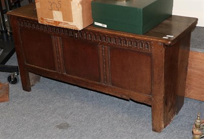 Lot 1182 - An early 18th century oak chest with mulled frieze