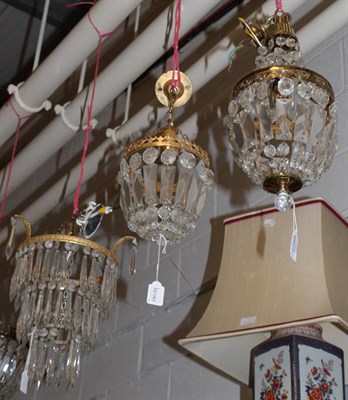 Lot 1299 - A lustre drop bag ceiling light, together with two similar smaller examples (3)