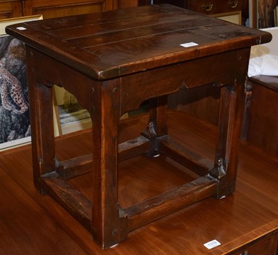 Lot 1320 - A reproduction oak coffee table