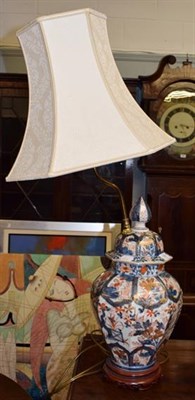Lot 357 - An early 19th century Imari vase and cover, now converted to an electric table lamp