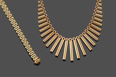 Lot 2195 - A 9 Carat Gold Fringe Necklace, the centre formed of yellow graduated fringe links to a brick...