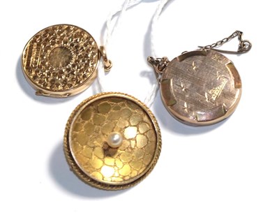 Lot 86 - A 15 carat gold circular locket, measures 2.1cm diameter, a circular cultured pearl brooch,...
