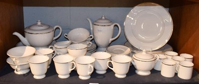 Lot 123 - A quantity of Royal Worcester 'Silver Jubilee' tableware