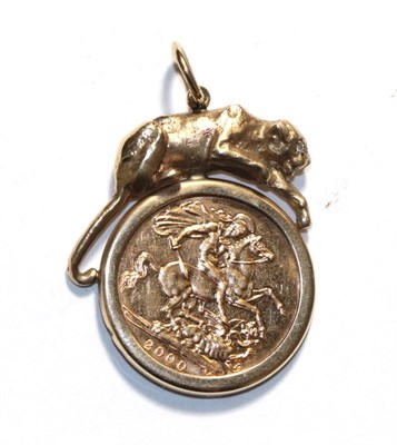 Lot 386 - A 2000 full sovereign mounted as a pendant in the form of a cat, length 3.8cm