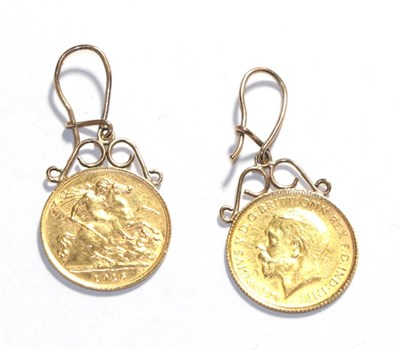 Lot 389 - A pair of half sovereign drop earrings, both dated 1915, length 4.0cm