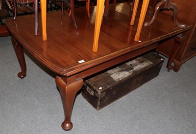 Lot 1233 - A Victorian mahogany wind-out dining table with two small additional leaves