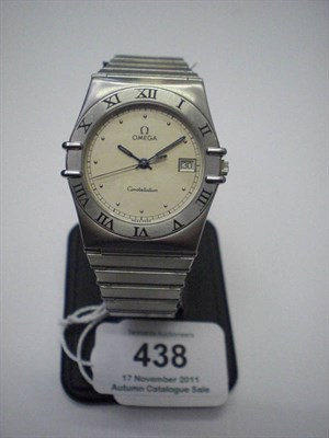 Lot 438 - A Stainless Steel Calendar Centre Seconds Quartz Wristwatch, signed Omega, Model:...