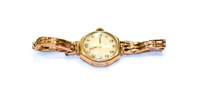 Lot 122 - A lady's 9 carat gold wristwatch