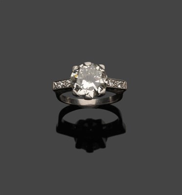 Lot 706 - An Early 20th Century Diamond Solitaire Ring, the round brilliant cut diamond in a white claw...