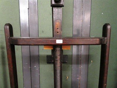 Lot 1207 - An oak easel with provenance of Ralph Leslie Swinden