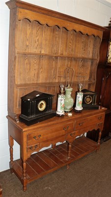 Lot 1269 - A reproduction oak dresser and rack