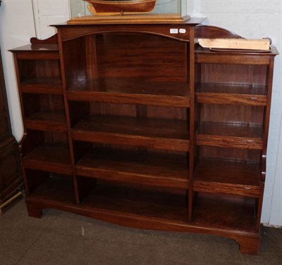 Lot 1274 - A George V mahogany break-front open bookcase