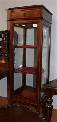 Lot 1289 - An Edwardian mahogany and satinwood banded display cabinet