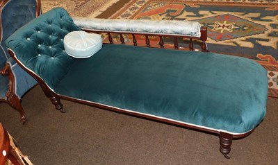 Lot 1327 - A late 19th/early 20th century chaise longue