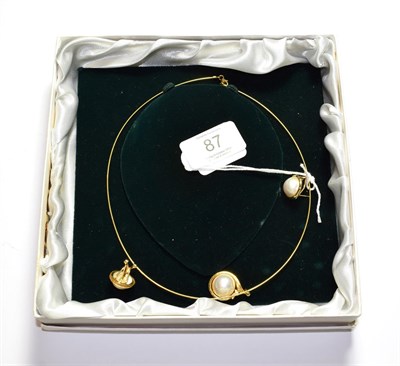 Lot 87 - An 18 carat gold cultured pendant on a 9 carat gold chain, pendant length 3.0cm, necklace...