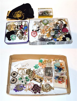 Lot 253 - A quantity of costume jewellery