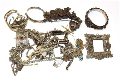 Lot 264 - A collection of assorted silver and white metal jewellery including chains, bangles etc