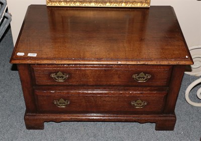 Lot 1190 - A reproduction oak two drawer TV stand
