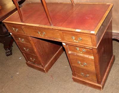Lot 1234 - A small Edwardian mahogany pedestal desk