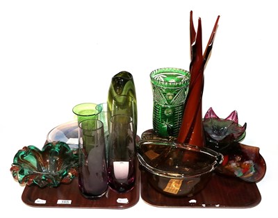 Lot 165 - Two trays of assorted 20th century coloured glass