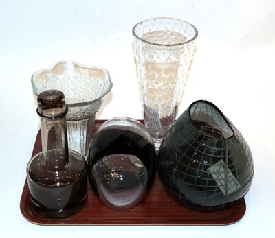Lot 167 - Tray of 20th century art glass, including an example by Jacqueline Smith