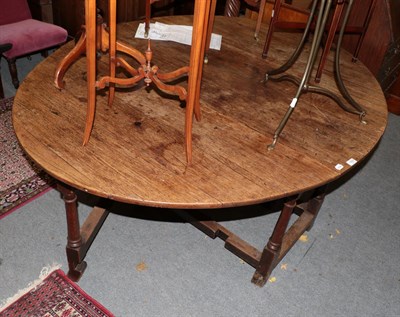 Lot 1428 - A mid-18th century oak gateleg table, with splayed shaped legs