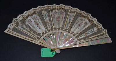 Lot 5046 - A Very Pretty Early 20th Century Mother-of-Pearl Fan, in shades of green and pink (burgau), the...