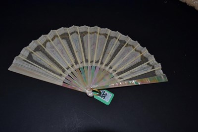 Lot 5046 - A Very Pretty Early 20th Century Mother-of-Pearl Fan, in shades of green and pink (burgau), the...