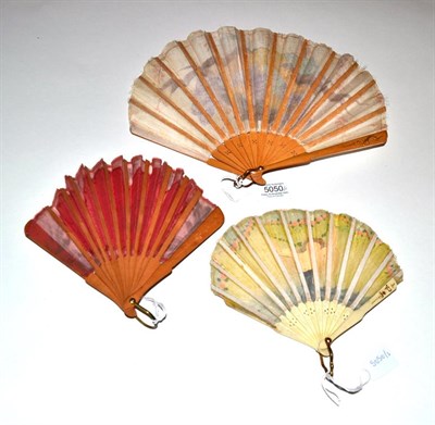 Lot 5050 - A 20th Century Fan in fontange form, the yellow gauze, mounted à l'Anglaise on celluloid...
