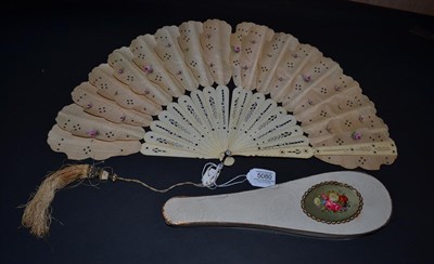 Lot 5080 - A 19th Century ''Jenny Lind'' or Palmette Fan with original, shaped, box. Each shaped fan panel...