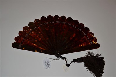 Lot 5109 - An Elegant Circa 1880's Tortoiseshell Brisé Fan, with good mottling, the fifteen inner sticks...