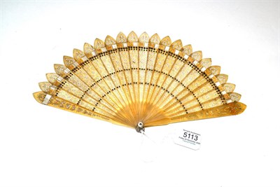 Lot 5113 - An Early 19th Century Pierced Horn Brisé Fan with barrel head, the twenty-one inner sticks and two