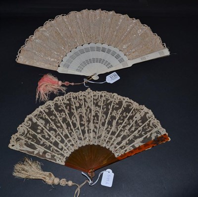 Lot 5139 - An Early 20th Century Fan, the monture of resin or ''blonde tortoiseshell, the upper guard...