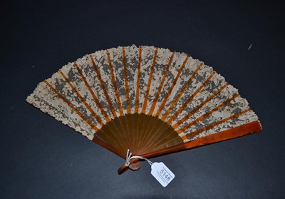 Lot 5148 - An Early 20th Century Lace Fan, the monture of plain resin or ''blonde tortoiseshell''. The...