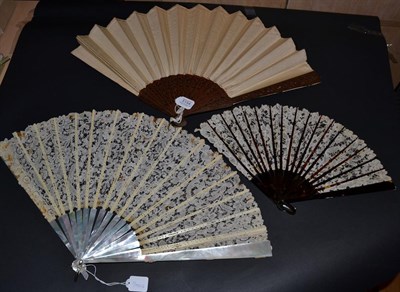 Lot 5154 - A Late 19th Century Brussels Bobbin Lace Fan, the leaf mounted on white mother-of-pearl, the design