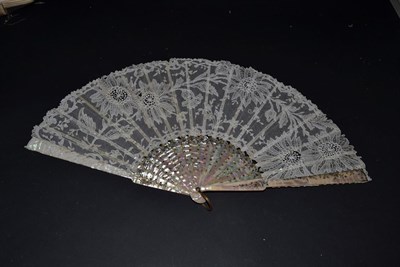 Lot 5164 - A Good Late 19th/Early 20th Century Brussels Point De Gaze Needle Lace Fan, the leaf mounted à...