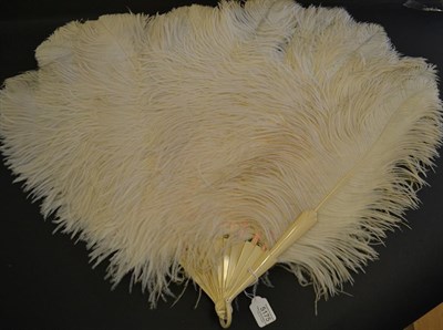 Lot 5175 - A Large and Showy White Ostrich Feather Fan, the monture of simulated ivory. Overall height...