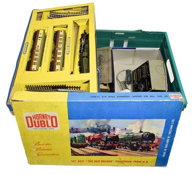 Lot 3188 - Hornby Dublo 2 Rail 2021 The Red Dragon Set with Cardiff Castle locomotive and two BR(W)...